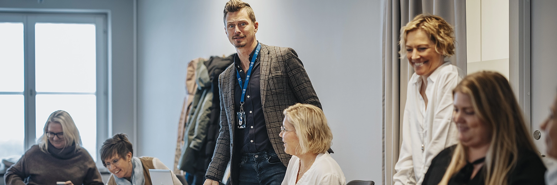 Medarbetare på SOS Alarm som sitter i ett konferensrum.