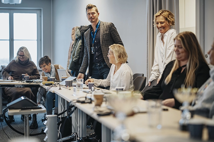 Medarbetare på SOS Alarm som sitter i ett konferensrum.
