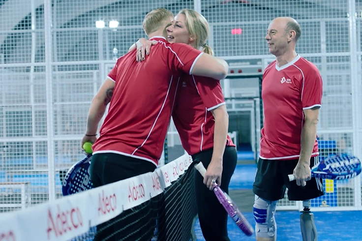 Människor som spelar tennis.