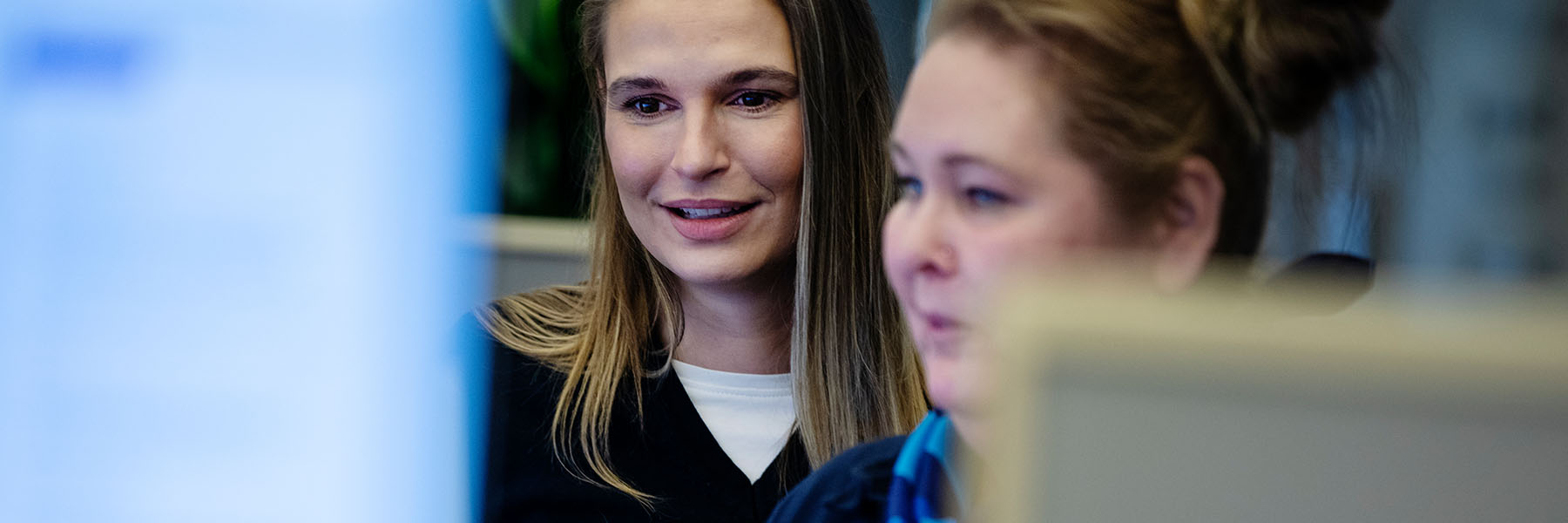 Två operatörer som sitter framför en skärm 