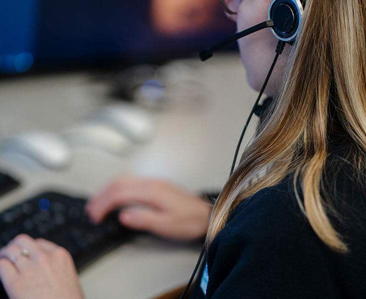 Operatör som skriver på tangentbord 
