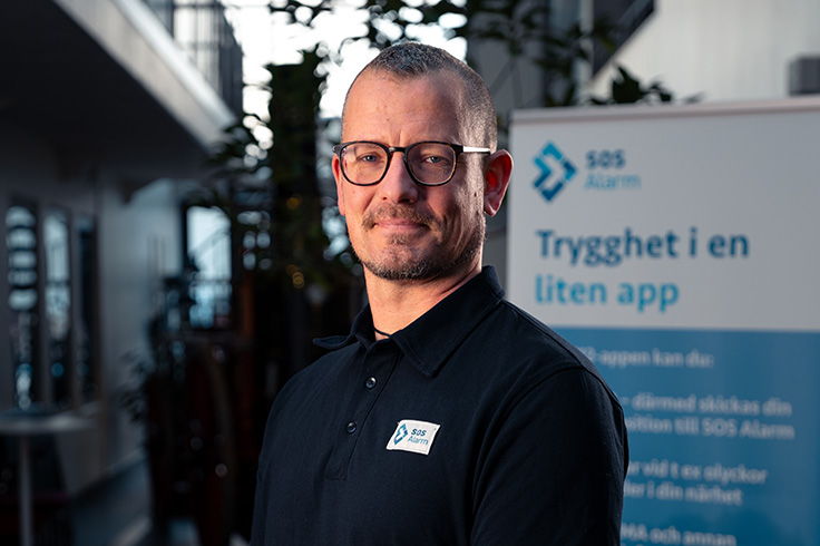 Porträttbild på Daniel Petrini som ler in i kameran.