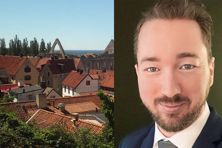 Porträttbild på Rikard Von Zweigbergk i anslutning till en stadsbild på Gotland. 