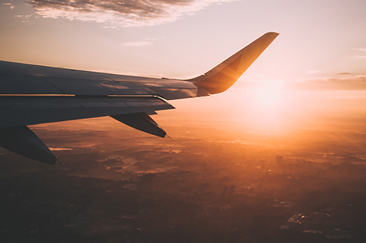 Flygplansvinge ut genom ett fönster