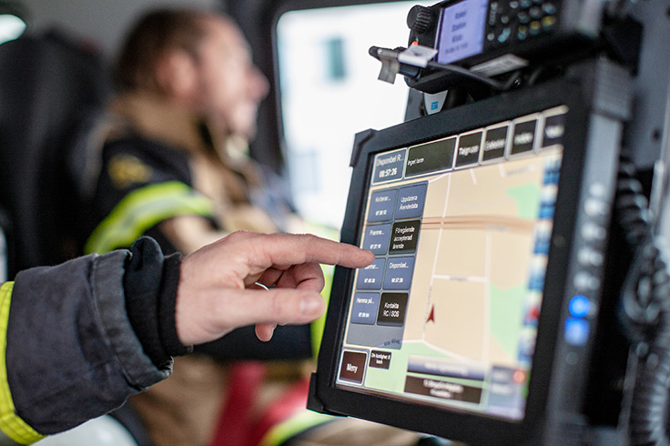Skärm som visar fordonets position, en hjälp att effektivisera arbetet och hitta närmsta resurs vid ett larm.