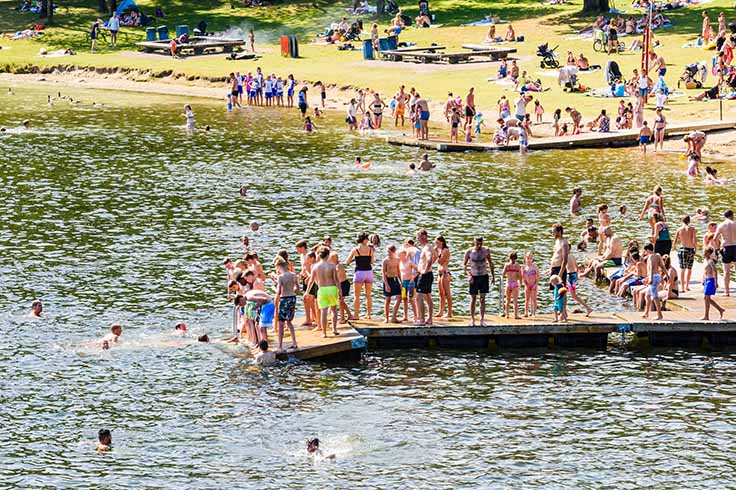 Människor på brygga vid badplats